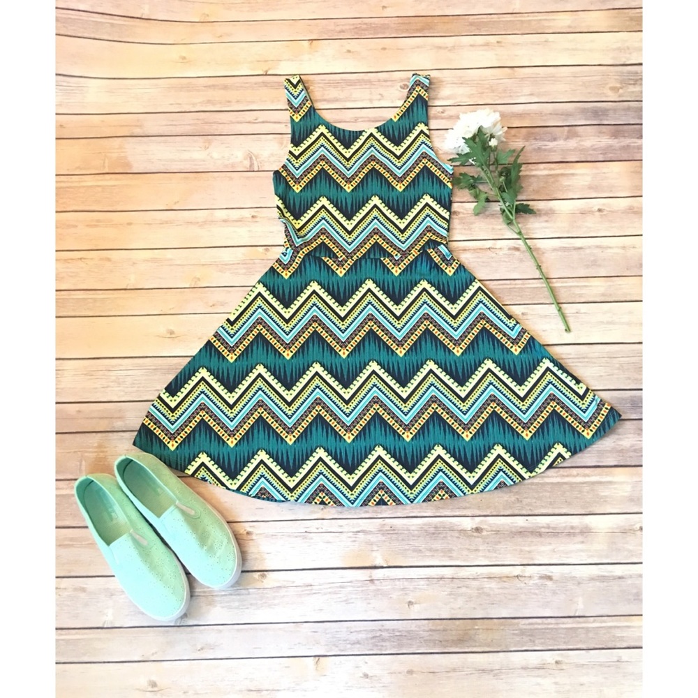 Sleeveless skater dress 👗